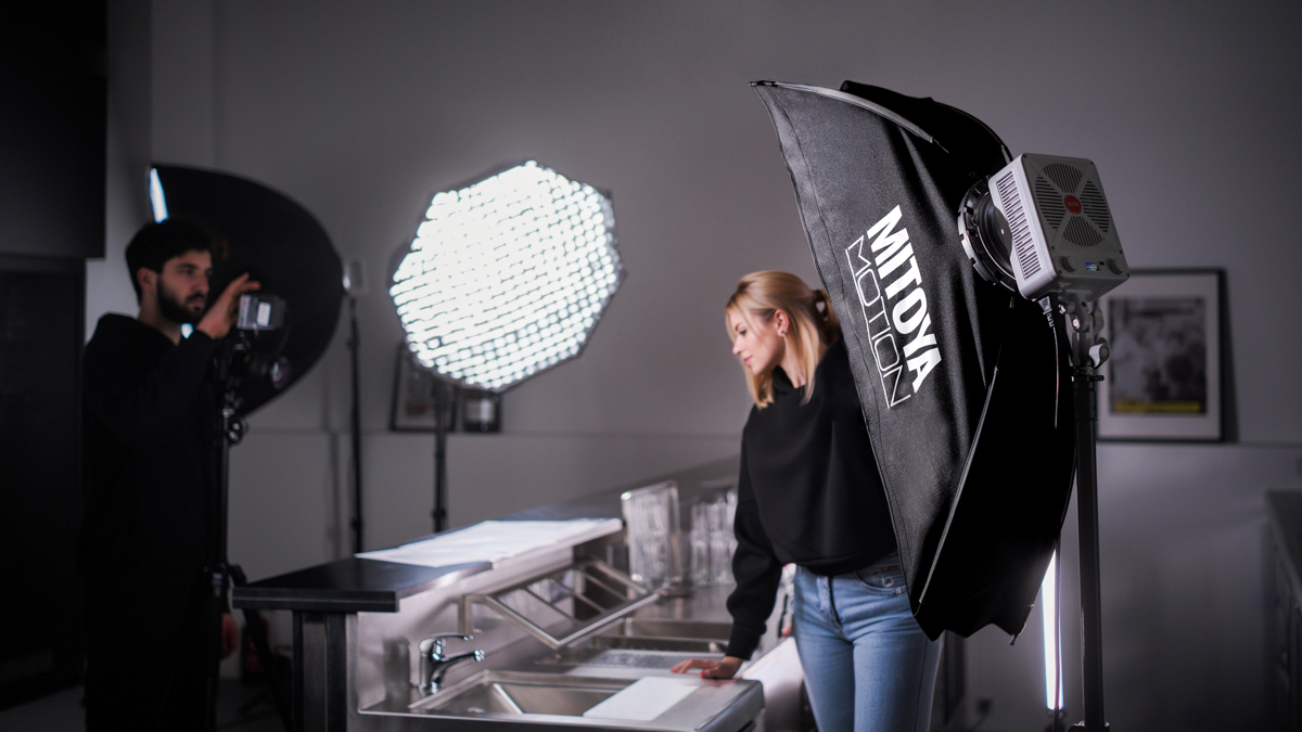 Aranżacja planu zdjęciowego z użyciem softboxów MITOYA MOTION